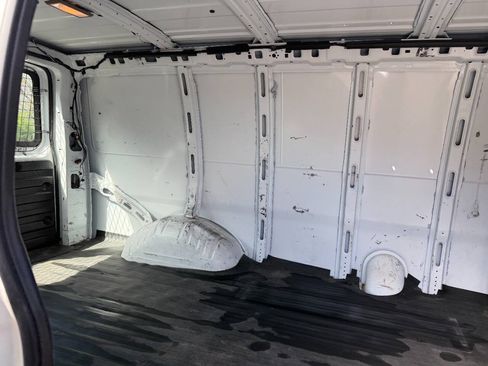 Used 2013 Chevrolet Express 2500 RWD image 32