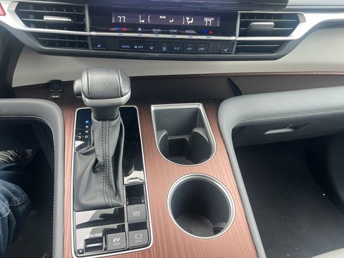 Used 2024 Toyota Sienna XLE image 5