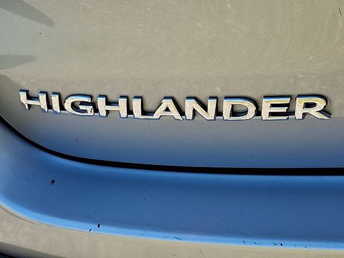 Used 2017 Toyota Highlander LE image 29