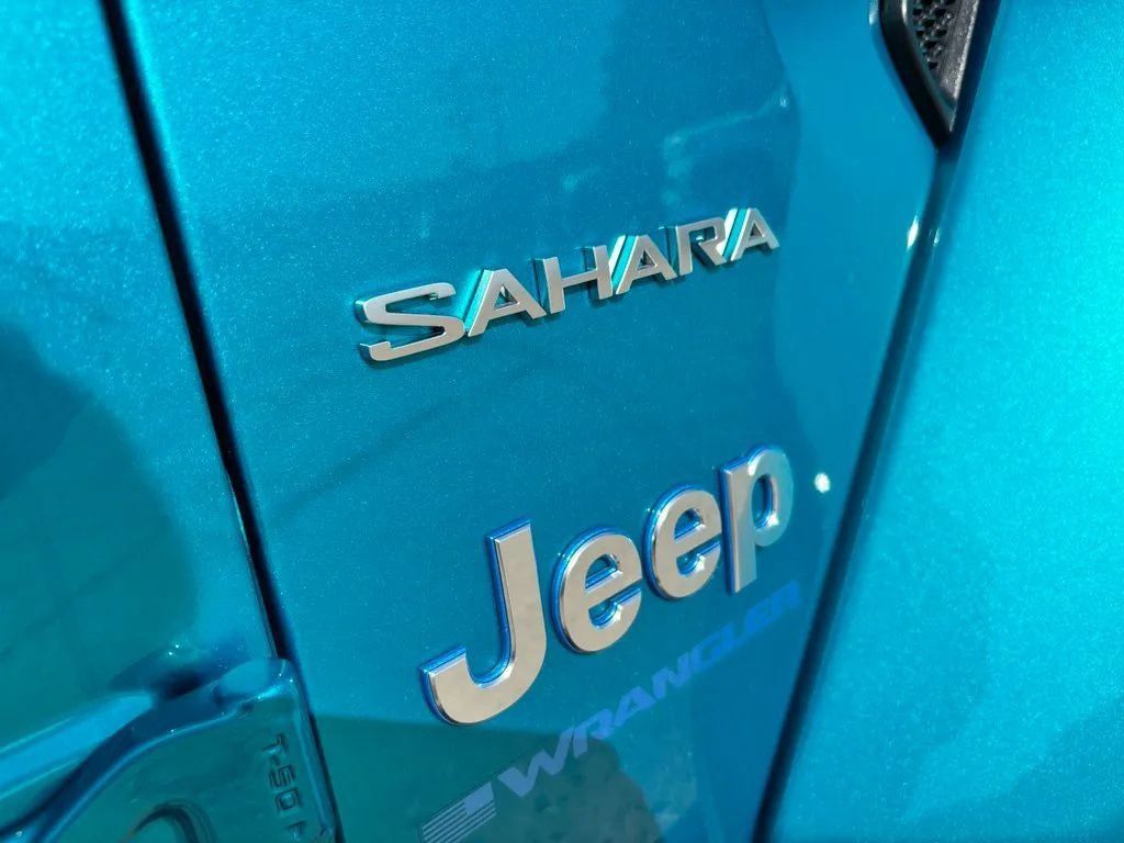 Used 2024 Jeep Wrangler Unlimited Sahara w/ Technology Group AWD/4WD image 9