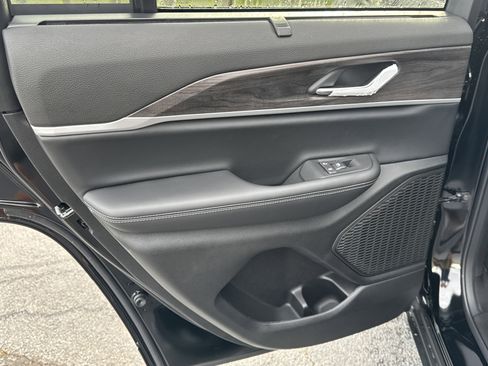 New 2025 Jeep Grand Cherokee Limited w/ Luxury Tech Group II image 22