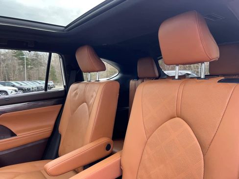 Used 2020 Toyota Highlander Platinum image 31