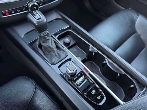 Used 2020 Volvo XC60 T5 Momentum w/ Protection Package Premier image 30