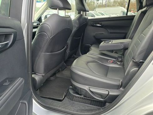 Used 2020 Toyota Highlander XLE image 13