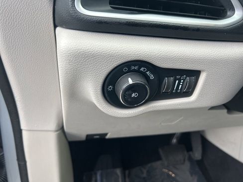 Certified 2023 Chrysler Pacifica Touring-L image 37