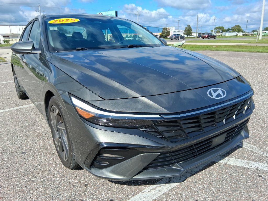 Used 2025 Hyundai Elantra SEL FWD image 1