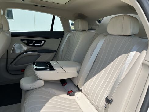 Used 2022 Mercedes-Benz EQS 580 4MATIC Sedan image 32