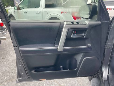 Used 2017 Toyota 4Runner SR5 AWD/4WD image 21