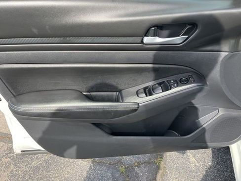 Used 2025 Nissan Altima 2.5 SV FWD image 19