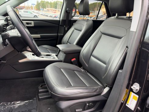 Used 2022 Ford Explorer XLT AWD/4WD image 16
