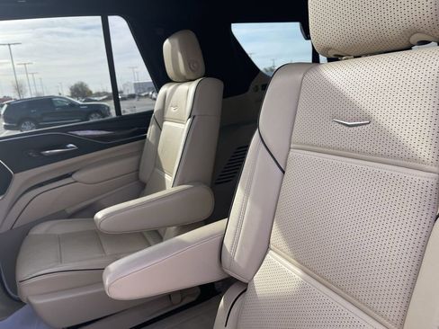 Used 2022 Cadillac Escalade Premium Luxury image 30