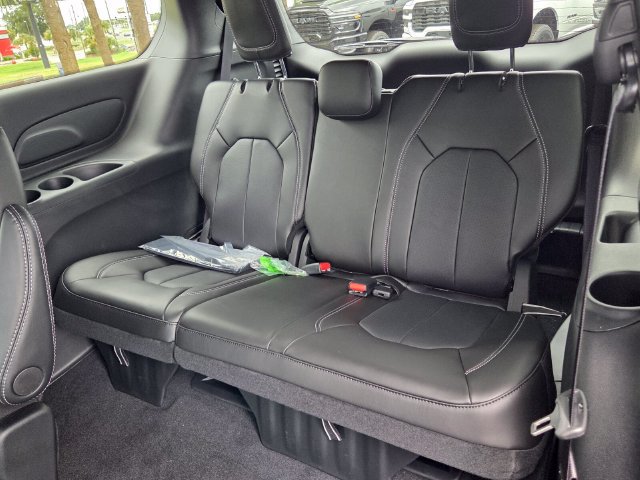 New 2027 Chrysler Pacifica Select FWD image 13