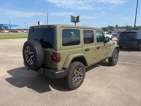 Used 2026 Jeep Wrangler Unlimited Sahara AWD/4WD image 6