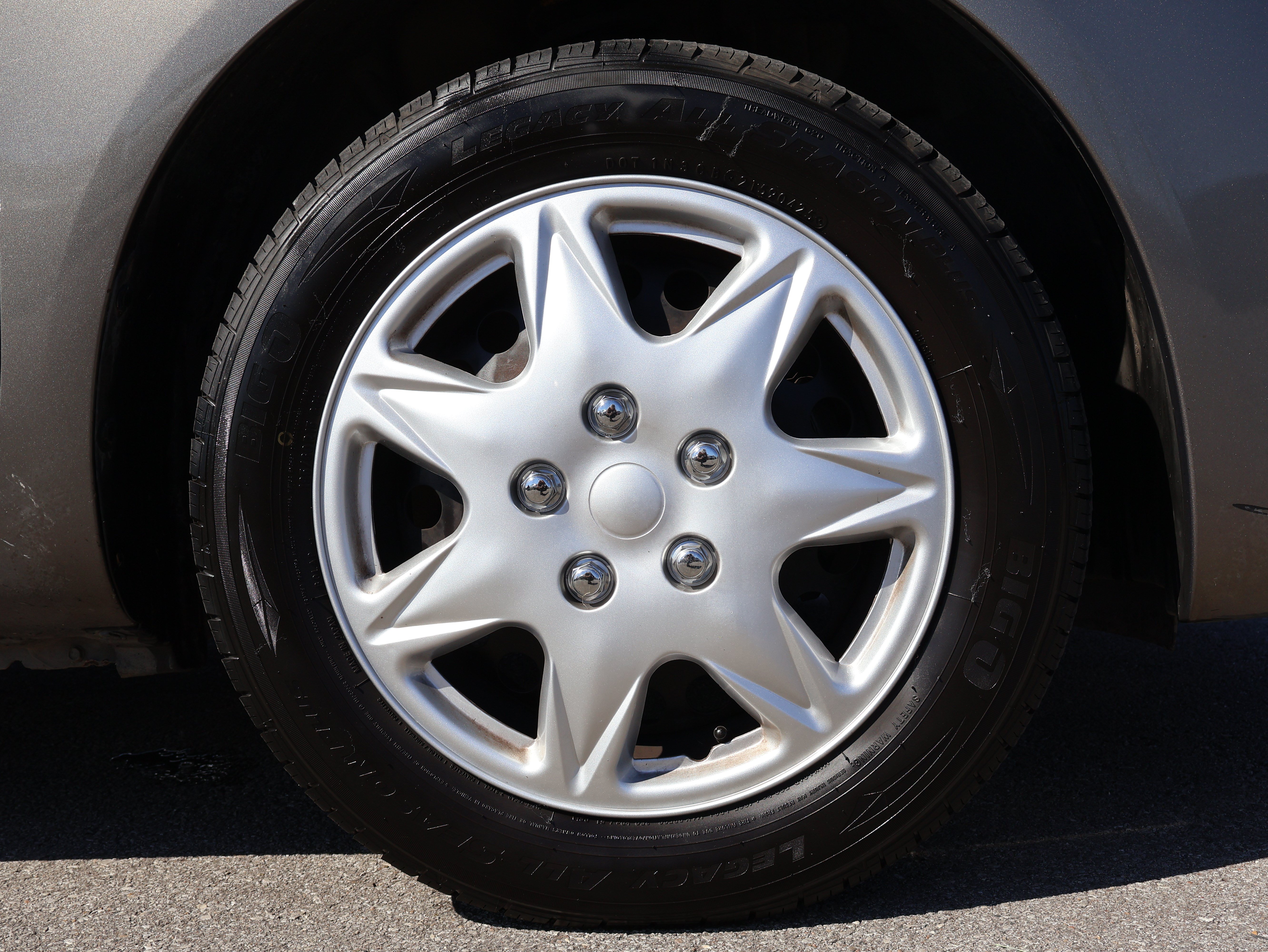 Used 2015 Nissan Versa SV FWD image 27