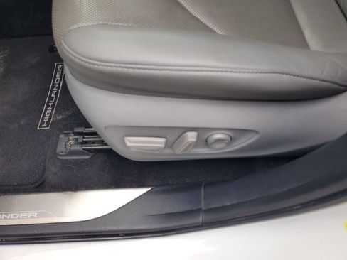 Used 2022 Toyota Highlander Platinum image 16