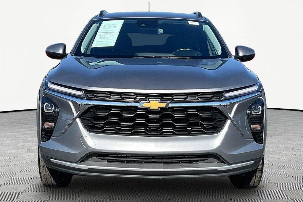 Used 2025 Chevrolet Trax LT w/ Driver Confidence Package FWD image 2