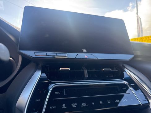 Used 2024 Toyota Venza Limited image 13