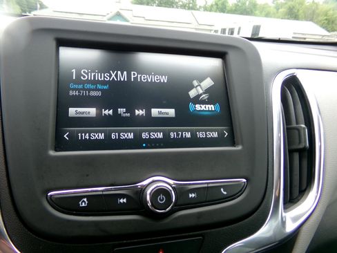 Used 2018 Chevrolet Equinox LT image 2