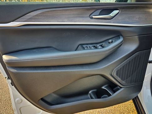 New 2026 Jeep Grand Cherokee Laredo image 9