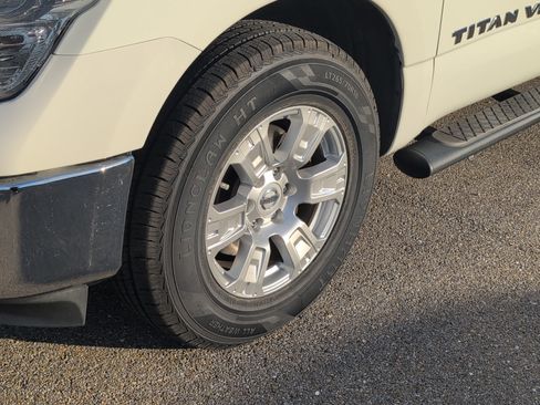 Used 2019 Nissan Titan SV image 11