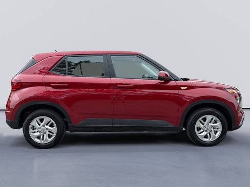 Used 2026 Hyundai Venue SE FWD image 2
