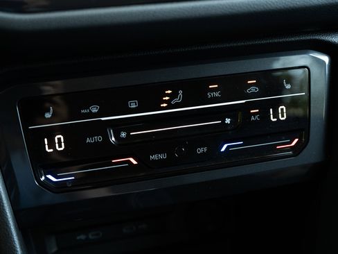 Used 2022 Volkswagen Tiguan SE image 34