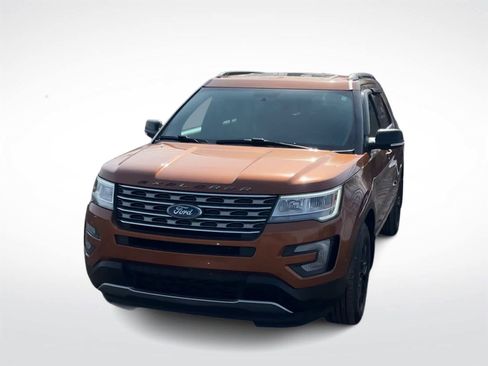 Used 2017 Ford Explorer XLT w/ Equipment Group 202A image 4