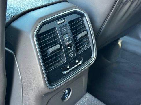 Certified 2024 Porsche Macan AWD/4WD image 37
