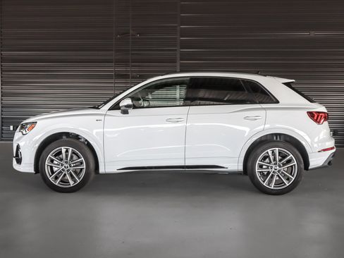 Certified 2025 Audi Q3 2.0T Premium w/ Convenience Package AWD/4WD image 12