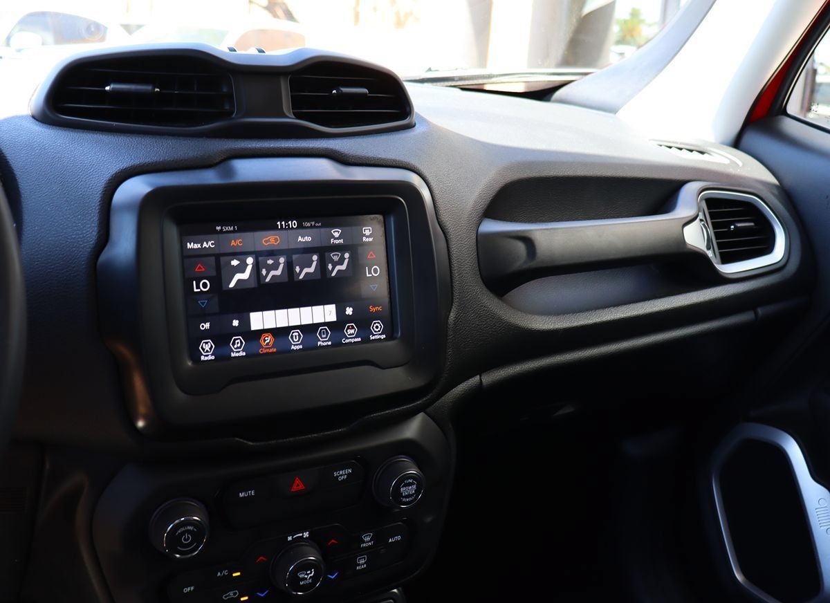 Used 2018 Jeep Renegade Latitude FWD image 43