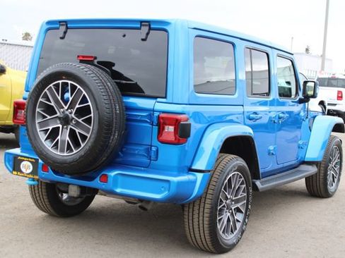 Used 2023 Jeep Wrangler Unlimited Sahara AWD/4WD image 5