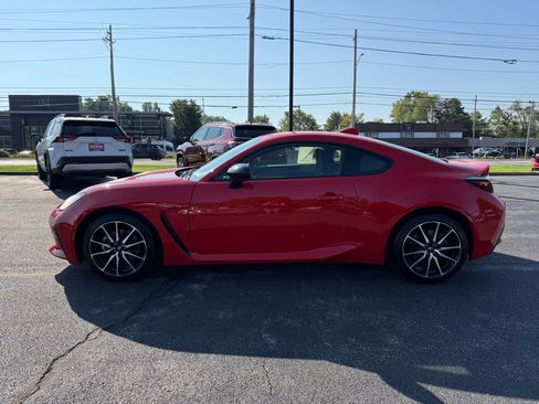 Used 2023 Toyota GR86 Base w/ ALL Weather Mat Package (TMS) image 9