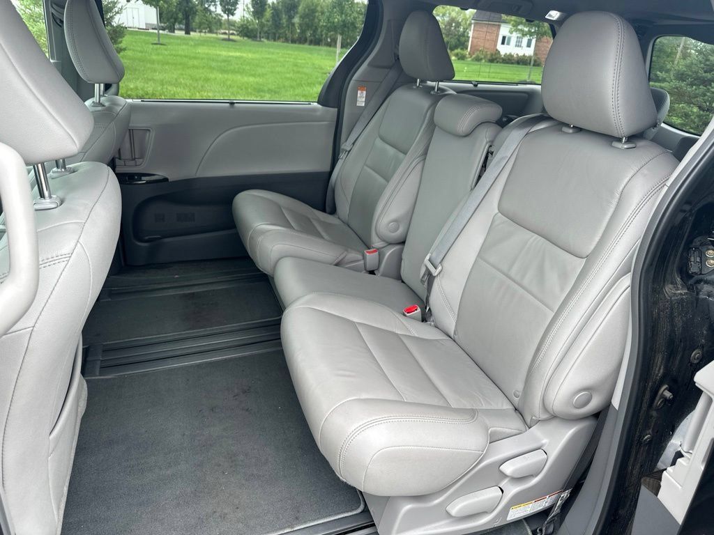 Used 2019 Toyota Sienna XLE w/ XLE Navigation Package FWD image 13