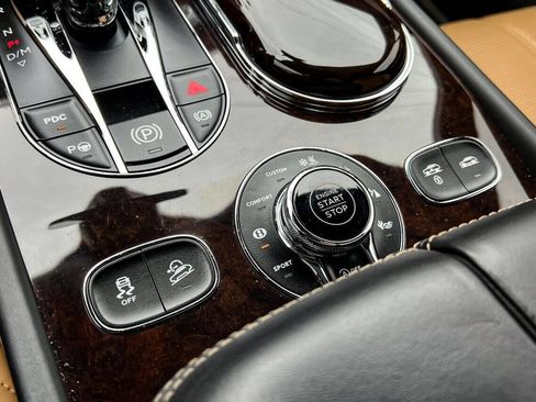 Used 2017 Bentley Bentayga image 38