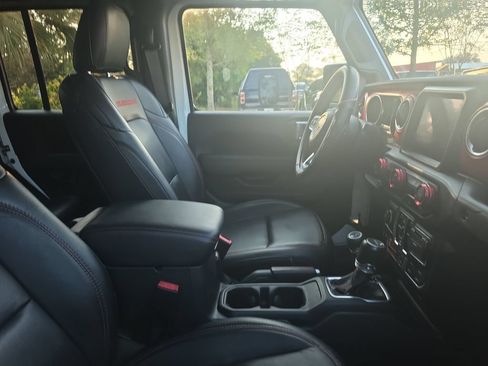 Used 2023 Jeep Gladiator Rubicon w/ Cold Weather Group AWD/4WD image 4