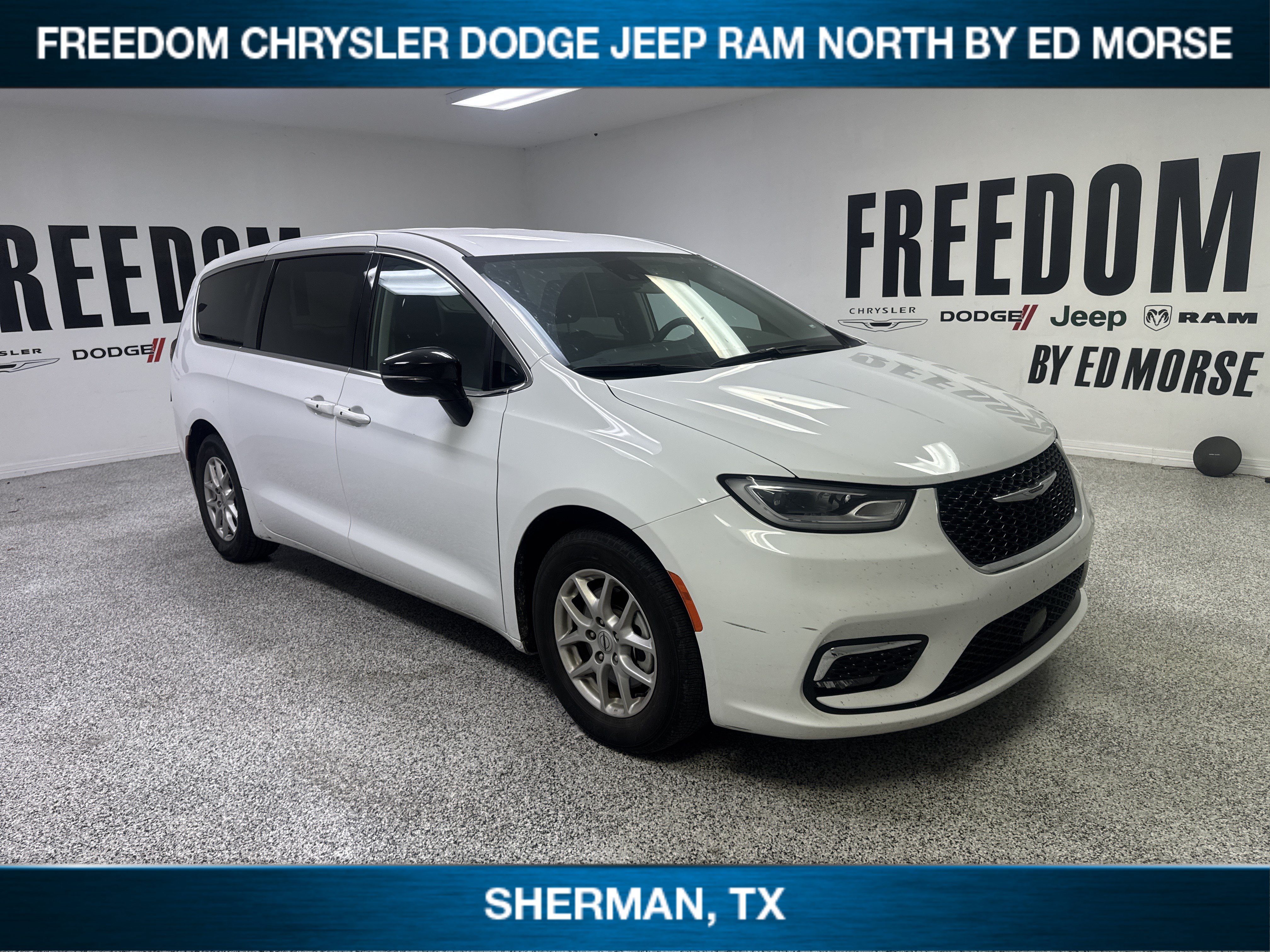 Used 2024 Chrysler Pacifica Touring-L FWD image 3
