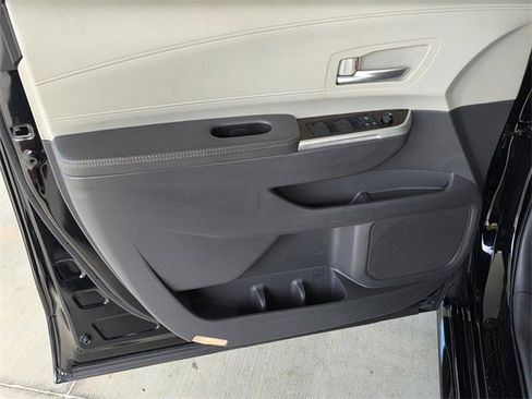 Used 2022 Toyota Sienna XLE image 35