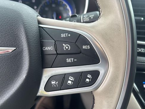 Used 2017 Chrysler Pacifica Limited FWD image 31