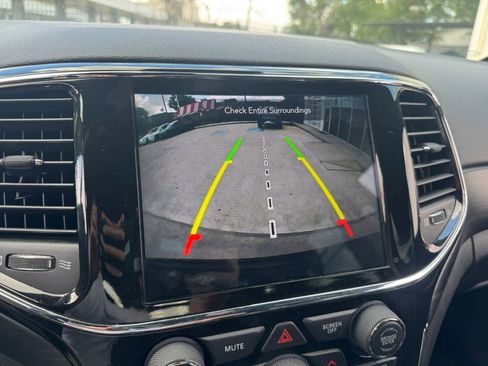 Used 2021 Jeep Grand Cherokee Laredo X image 9