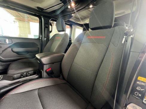 Used 2025 Jeep Wrangler Rubicon image 36