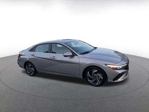 Used 2025 Hyundai Elantra SEL image 2