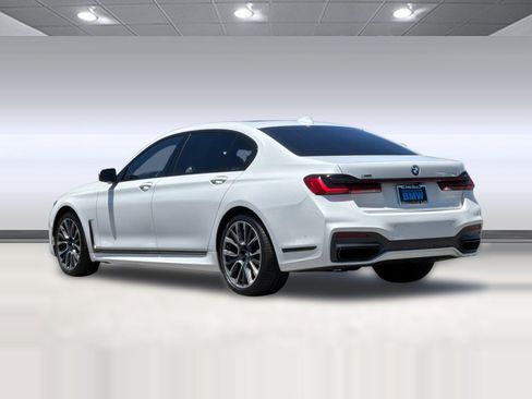Certified 2022 BMW 750i xDrive w/ Executive Package AWD/4WD image 3