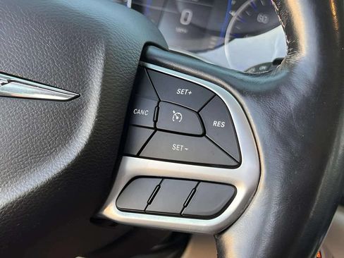 Used 2019 Chrysler Pacifica Touring-L FWD image 17