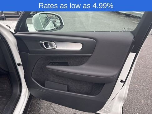 Certified 2022 Volvo XC40 T5 Momentum image 4