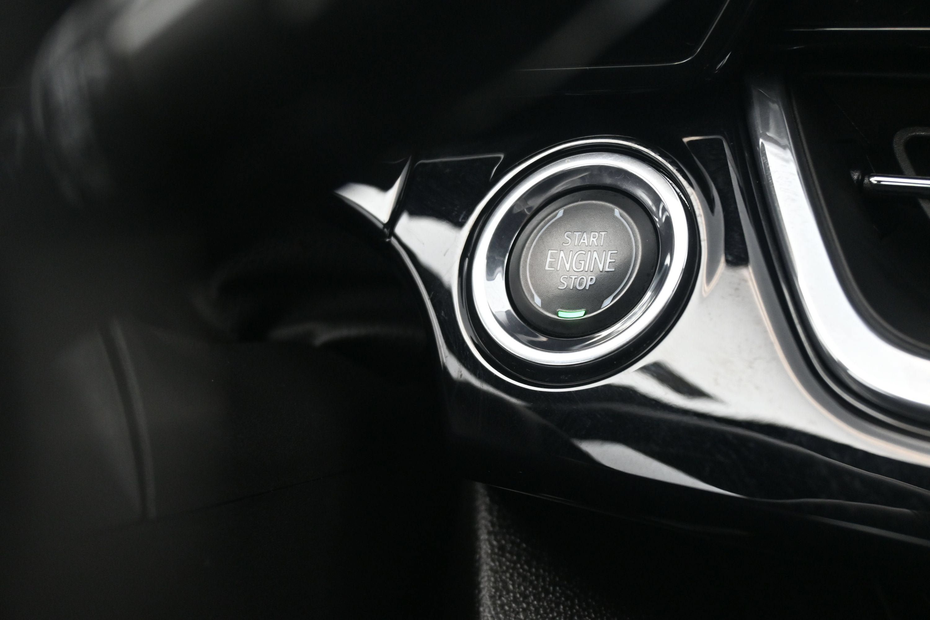 Used 2025 Chevrolet Trax RS w/ Sunroof Package FWD image 19