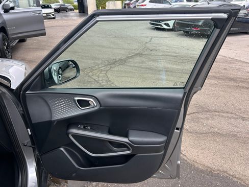 Used 2025 Kia Soul LX w/ LX Technology Package FWD image 33