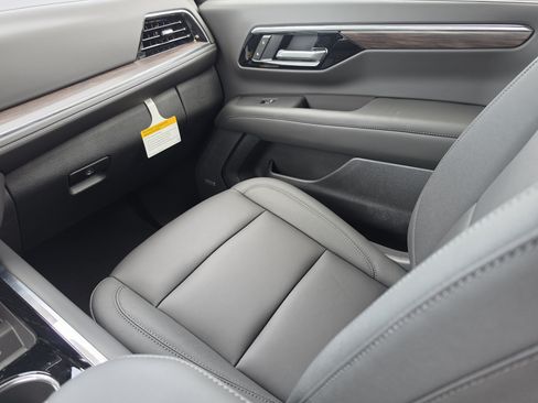 New 2026 Chevrolet Suburban LT w/ Comfort Package AWD/4WD image 23