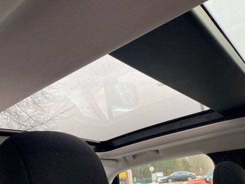 Used 2021 Jeep Renegade Latitude w/ Luxury Group I image 23