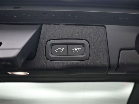 Used 2025 Volvo XC60 B5 Plus image 29