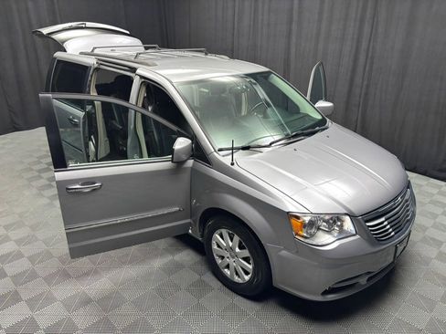 Used 2016 Chrysler Town & Country Touring w/ Driver Convenience Group image 21